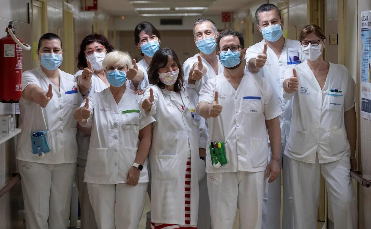 La suddirectora médica, Susana Raigal, (c) y el director de enfermería, Juan Antonio Martínez (2d), del Morales Meseguer posan junto al equipo médico de la planta de enfermedades infecciosas.