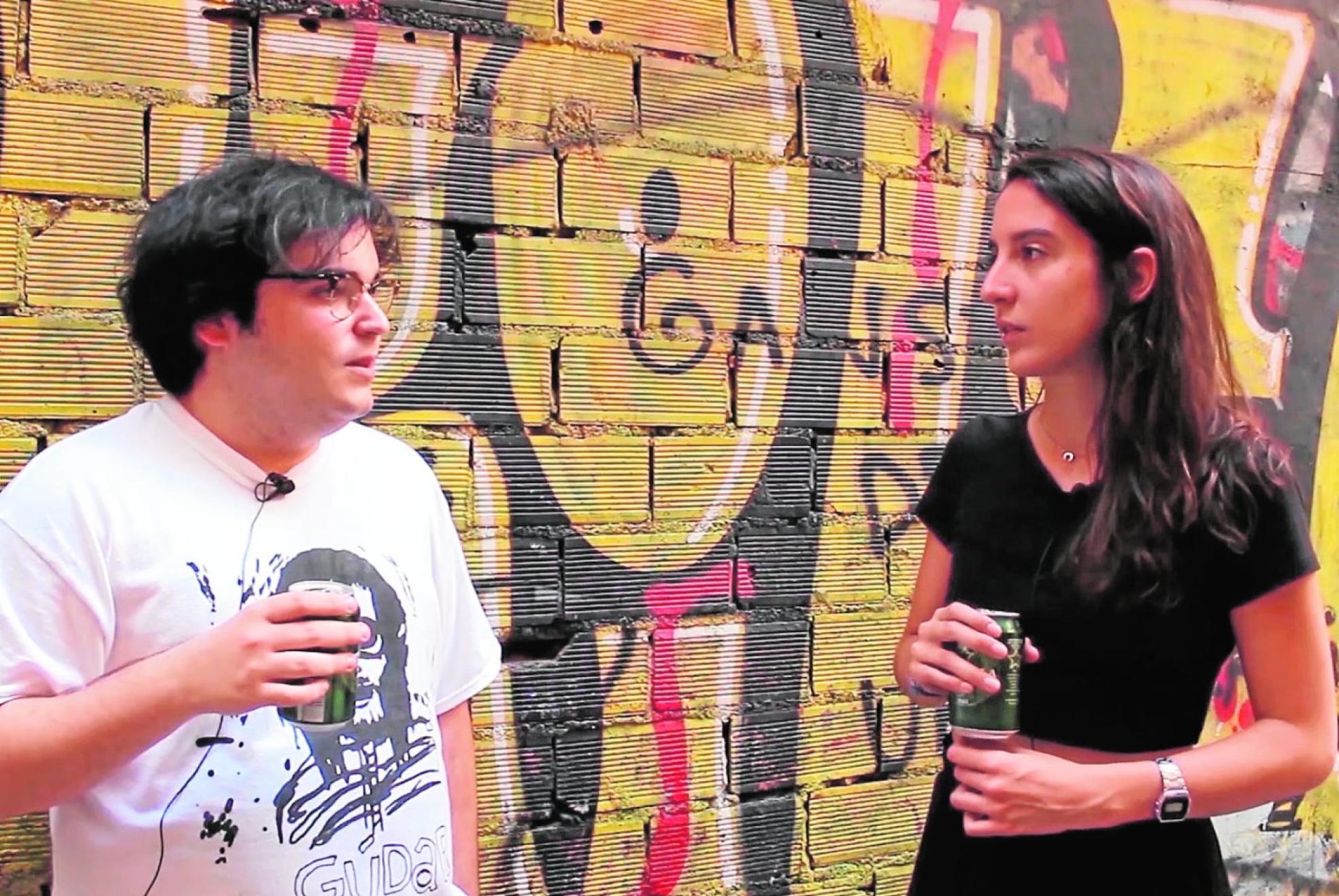 El joven compositor y cantante murciano Marcelo Criminal conversa con la realizadora Teresa Camino, directora del documental. 