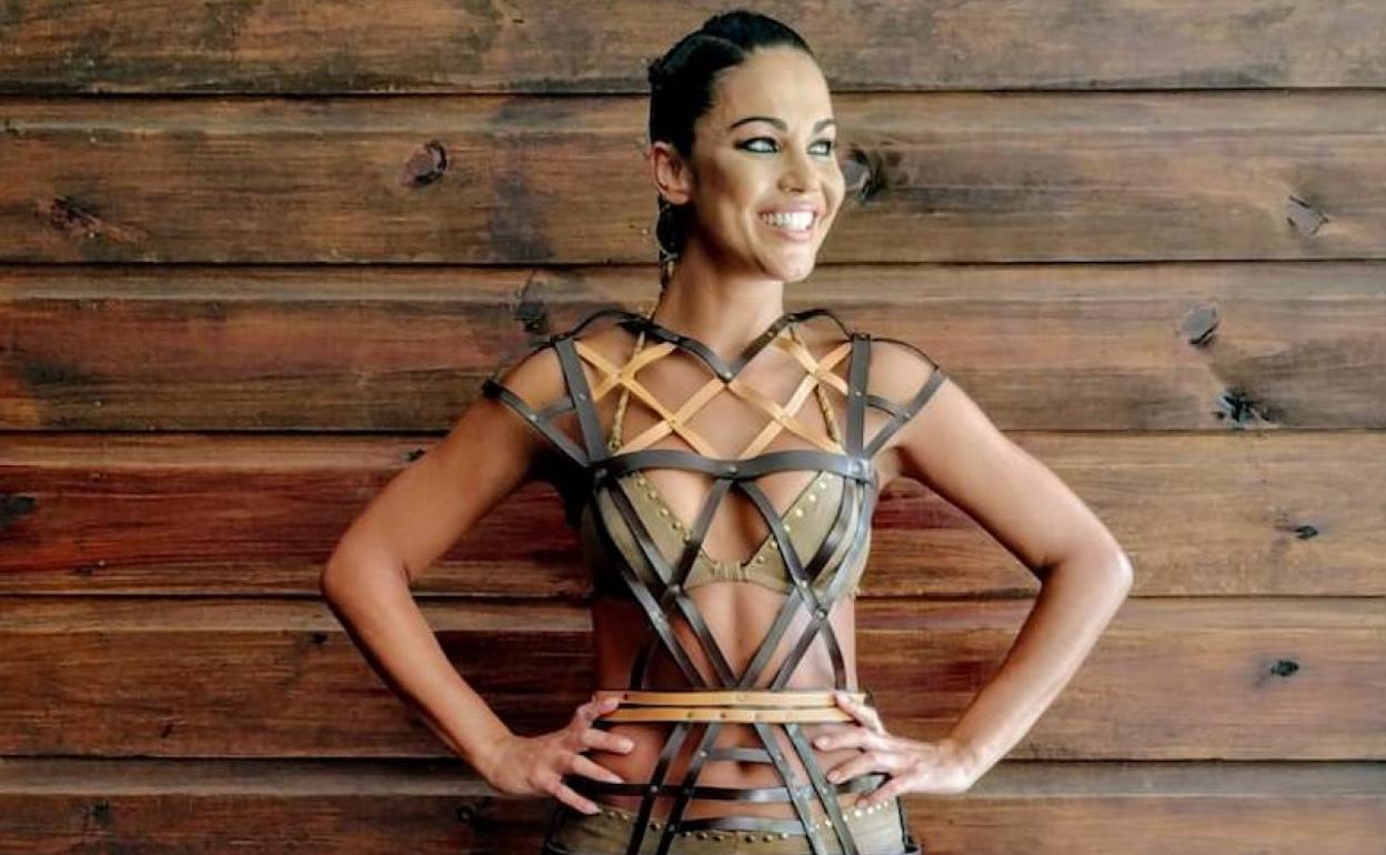 La presentadora de televisión Lara Álvarez, con uno de los arneses diseñados por la murciana Ruth Duréndez. 