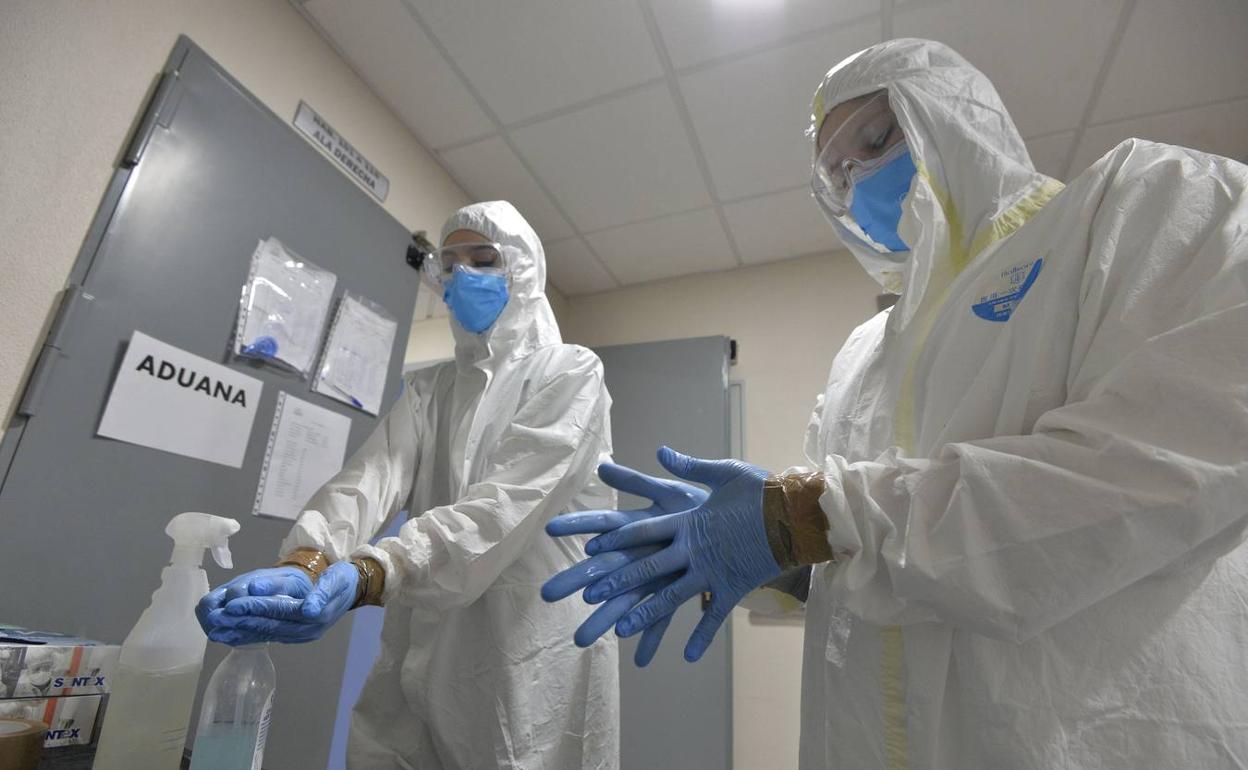Dos empleados del IMAS toman medidas para evitar el contagio en una imagen de archivo. 