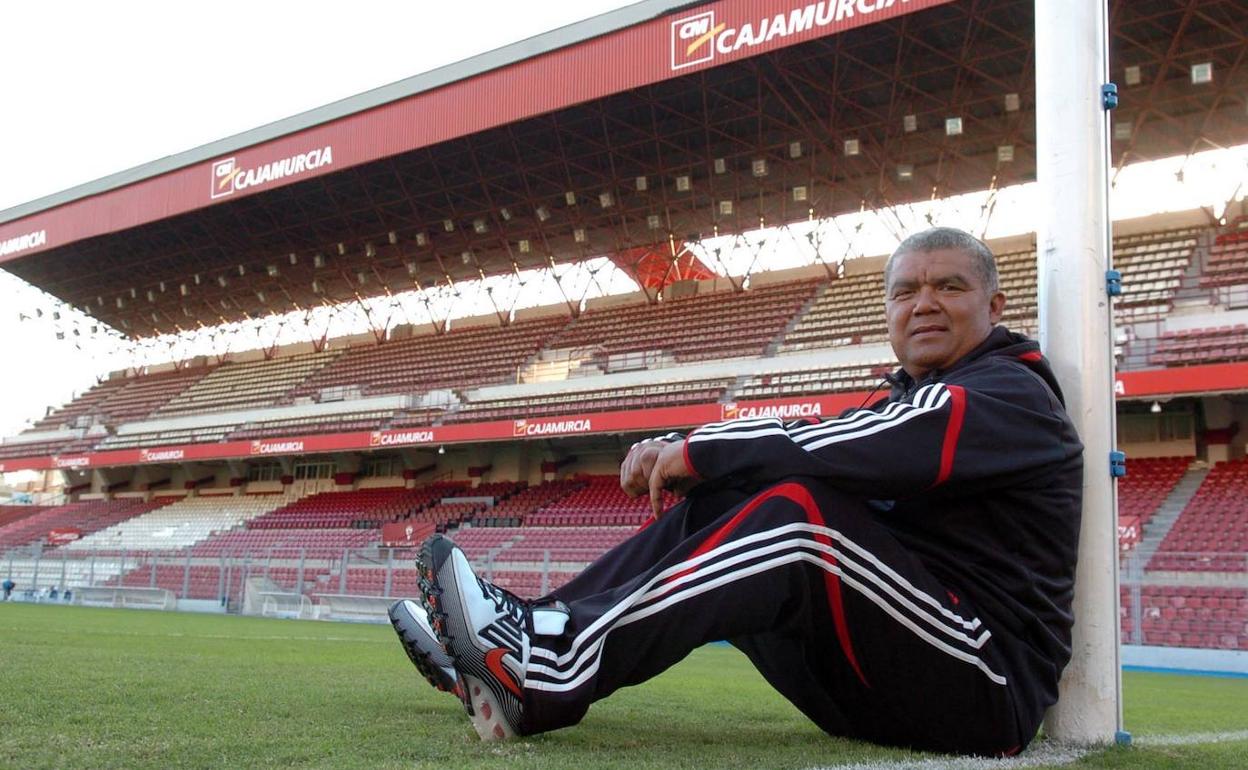 'Macho' Figueroa posa en 2006 en La Condomina, antes de que el Real Murcia la abandonara.