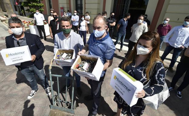 Hosteleros murcianos, con las llaves de sus negocios, en la puerta del Ayuntamiento de Murcia.