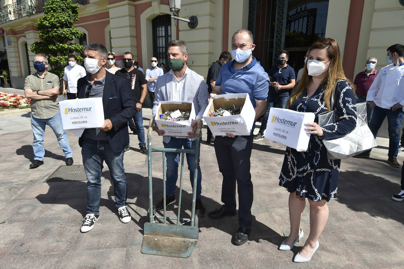 Fotos: Los hosteleros entregan las llaves de sus negocios a Ballesta como queja por su «pasividad»