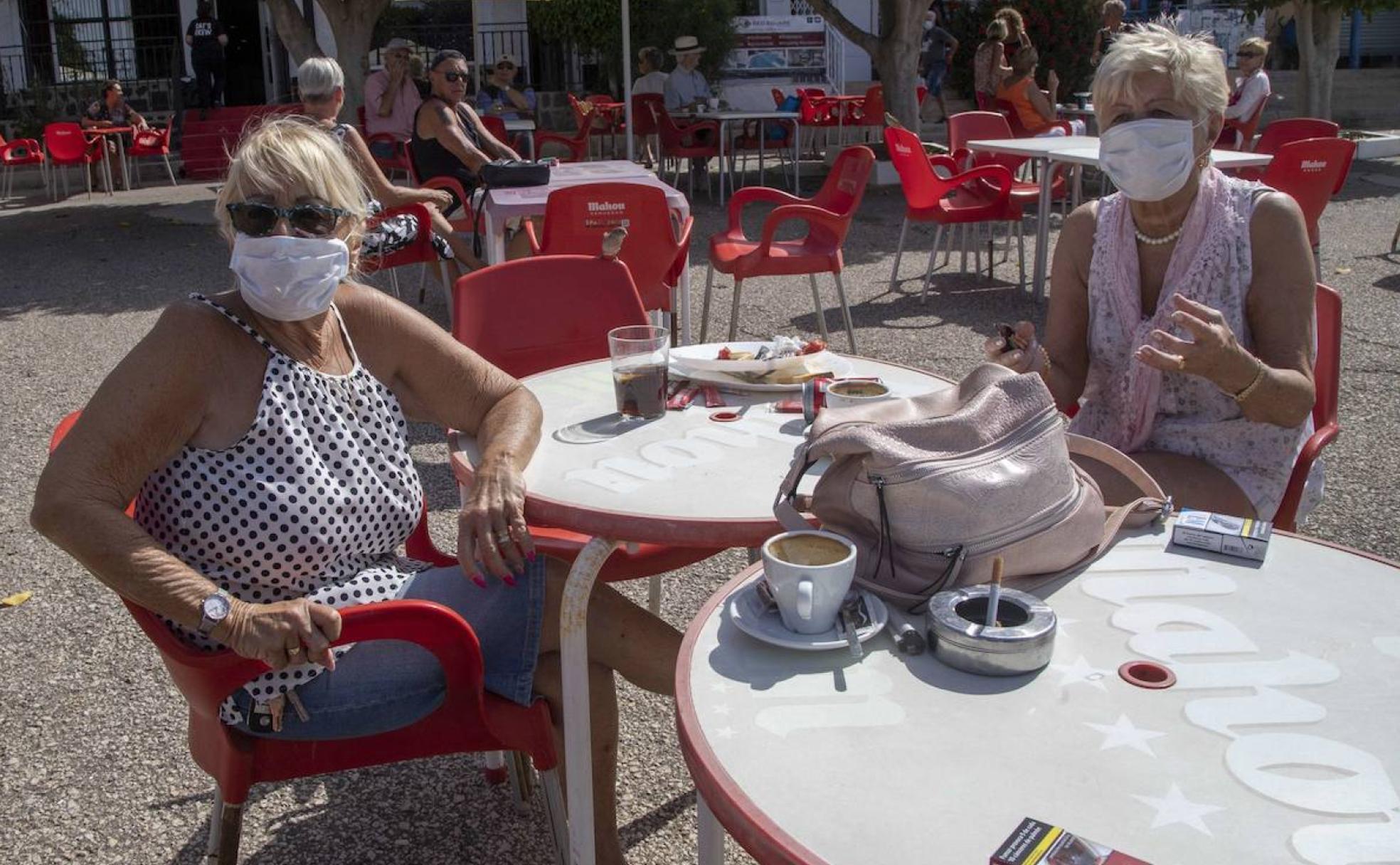 Las inglesas Chris Stoneman y Hilary Hewitt, en una terraza de Camposol.