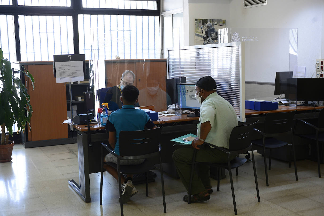 El jefe del servicio regional de Documentación de la Policía Nacional, Pablo Gutiérrez, indica que durante la inactividad se han dejado de hacer 50.000 pasaportes y carnets en la Región