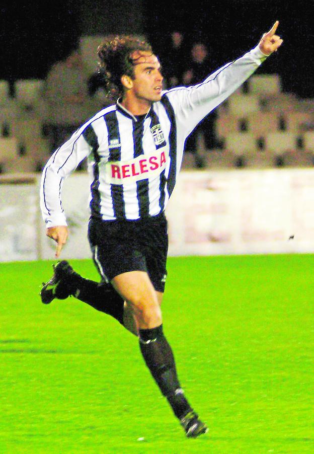 José David Larrosa celebrando un gol en el Cartagonova contra el Villajoyosa, en 2003. 