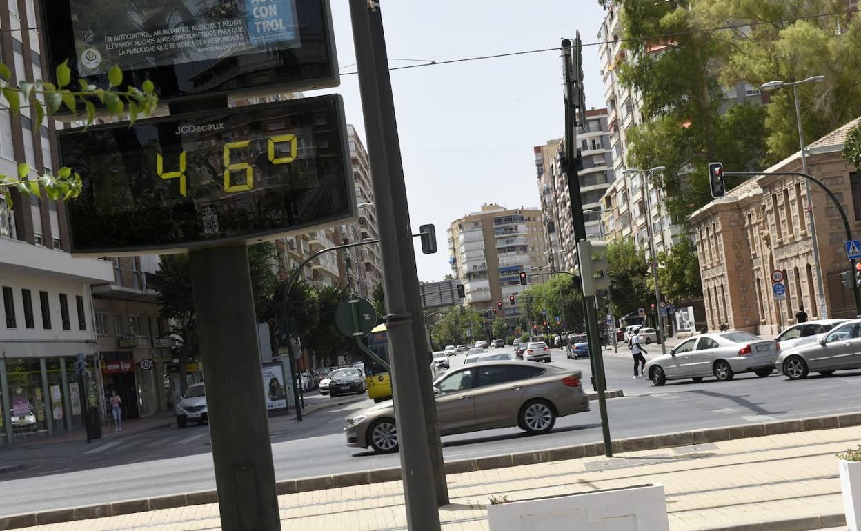 Termómetro en el centro de Murcia, en agosto de 2019.