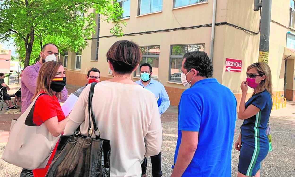 La edil de Educación visita uno de los posibles emplazamientos de la nueva escuela infantil. 
