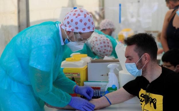 Un vecino de Torrejón de Ardoz (Madrid) se hace una prueba de coronavirus.