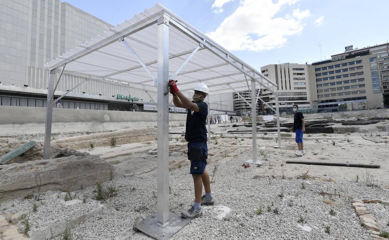 Instalación de una de las pérgolas.