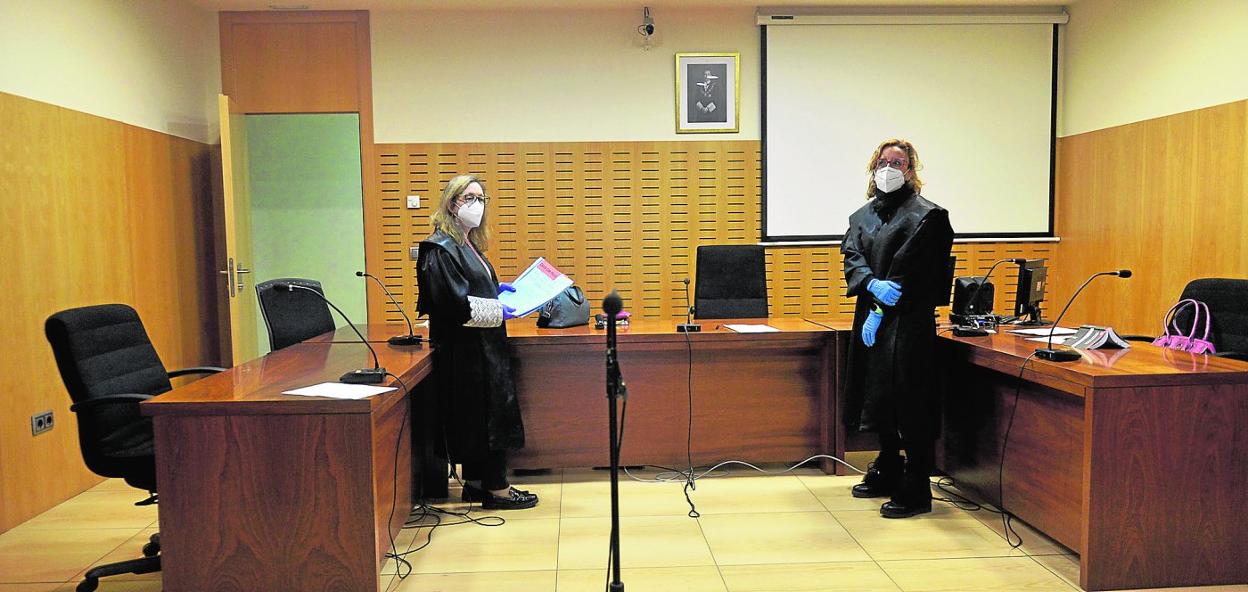 Una magistrada y una fiscal, en una sala de vistas de la Ciudad de la Justicia de Murcia, el pasado 30 de marzo, durante su turno de guardia. 