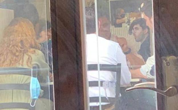 Mario Gómez come con ediles de la oposición en una pizzería del centro de Murcia, este miércoles.