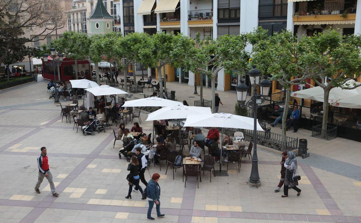 Terrazas de algunos de los bares de la plaza de Calderón, en Lorca.