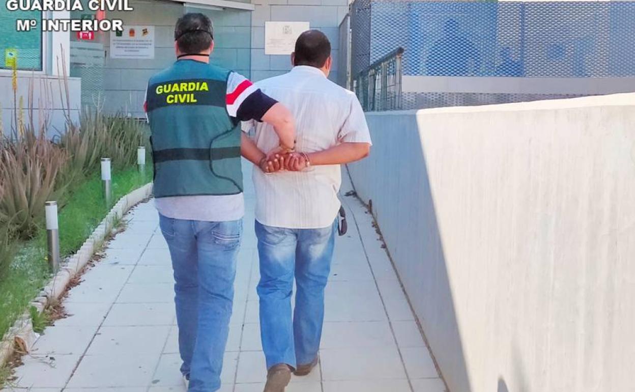 Uno de los detenidos por la Guardia Civil.