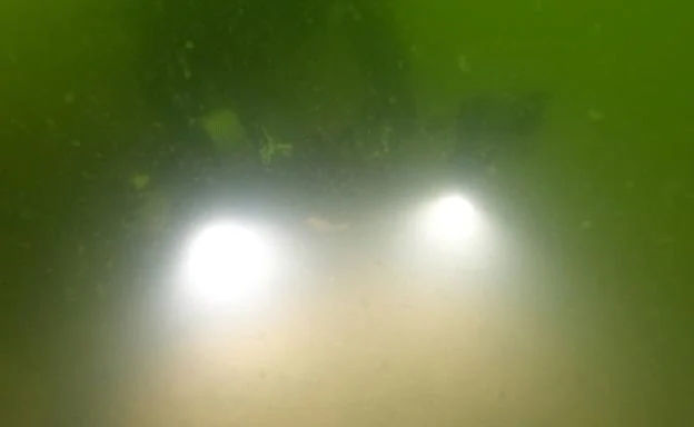 Nula visibilidad bajo las aguas de la laguna debido a la turbidez.