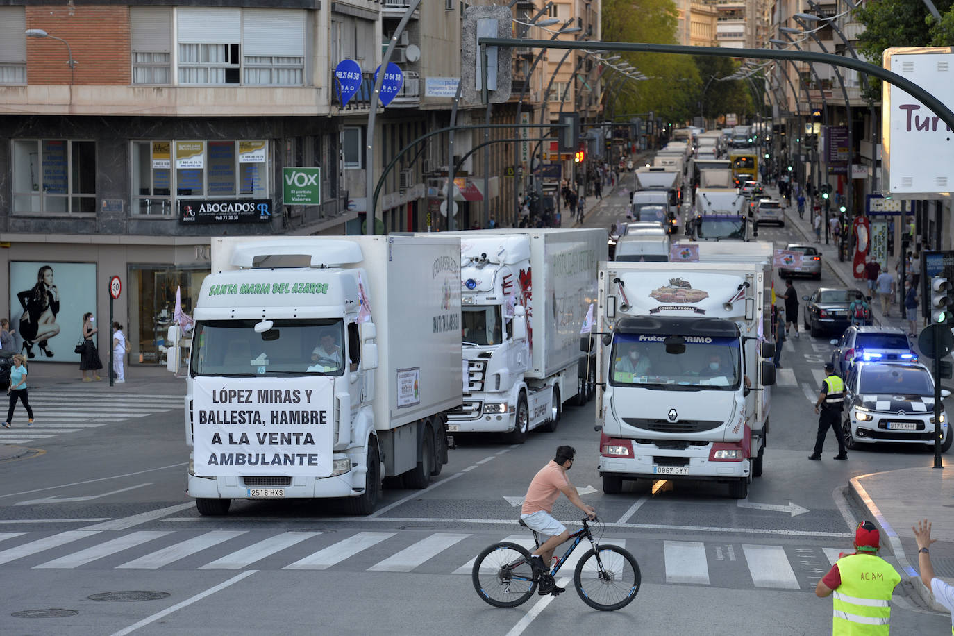 Fotos: Los vendedores de mercadillos se manifiestan en Murcia para reclamar la apertura de la venta ambulante