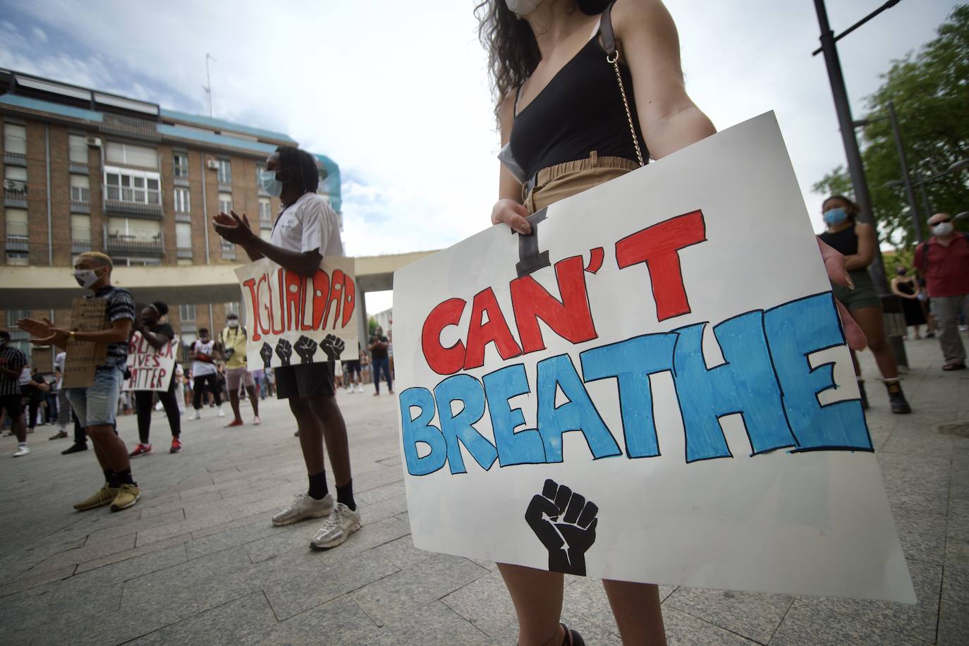 Fotos: Centenares de personas claman en Murcia contra el racismo en honor a George Floyd