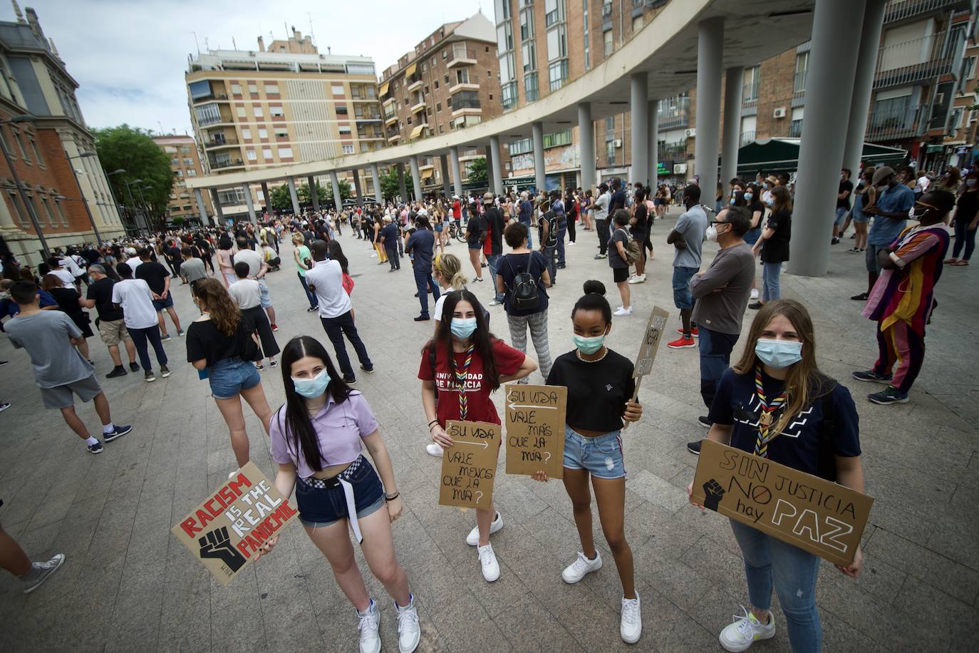 Fotos: Centenares de personas claman en Murcia contra el racismo en honor a George Floyd