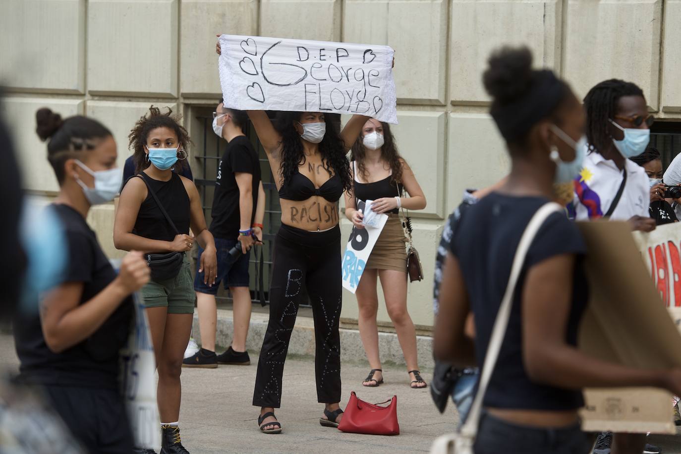 Fotos: Centenares de personas claman en Murcia contra el racismo en honor a George Floyd