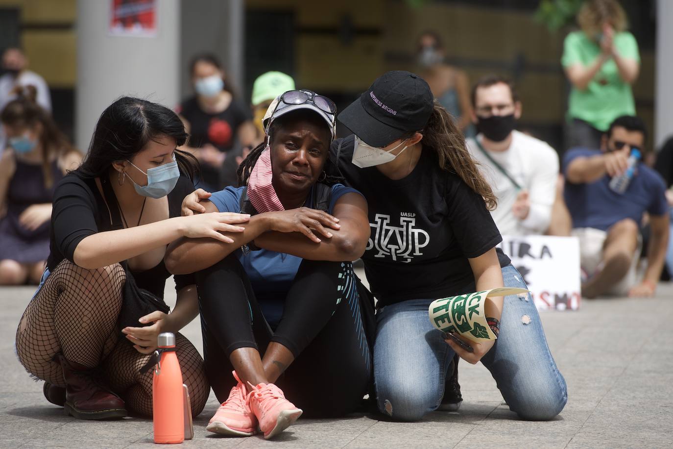 Fotos: Centenares de personas claman en Murcia contra el racismo en honor a George Floyd