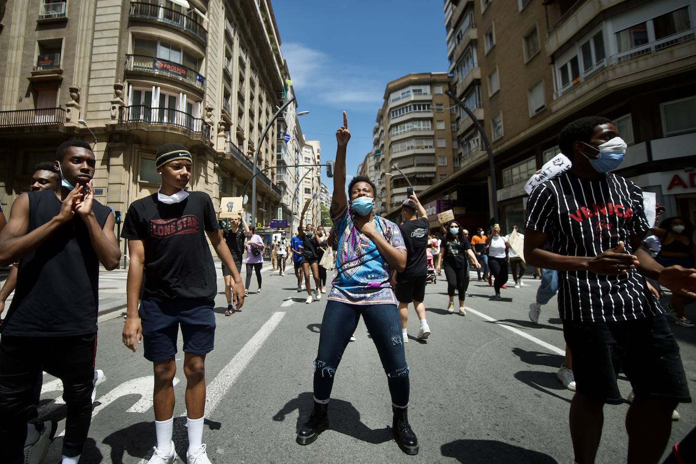 Fotos: Centenares de personas claman en Murcia contra el racismo en honor a George Floyd