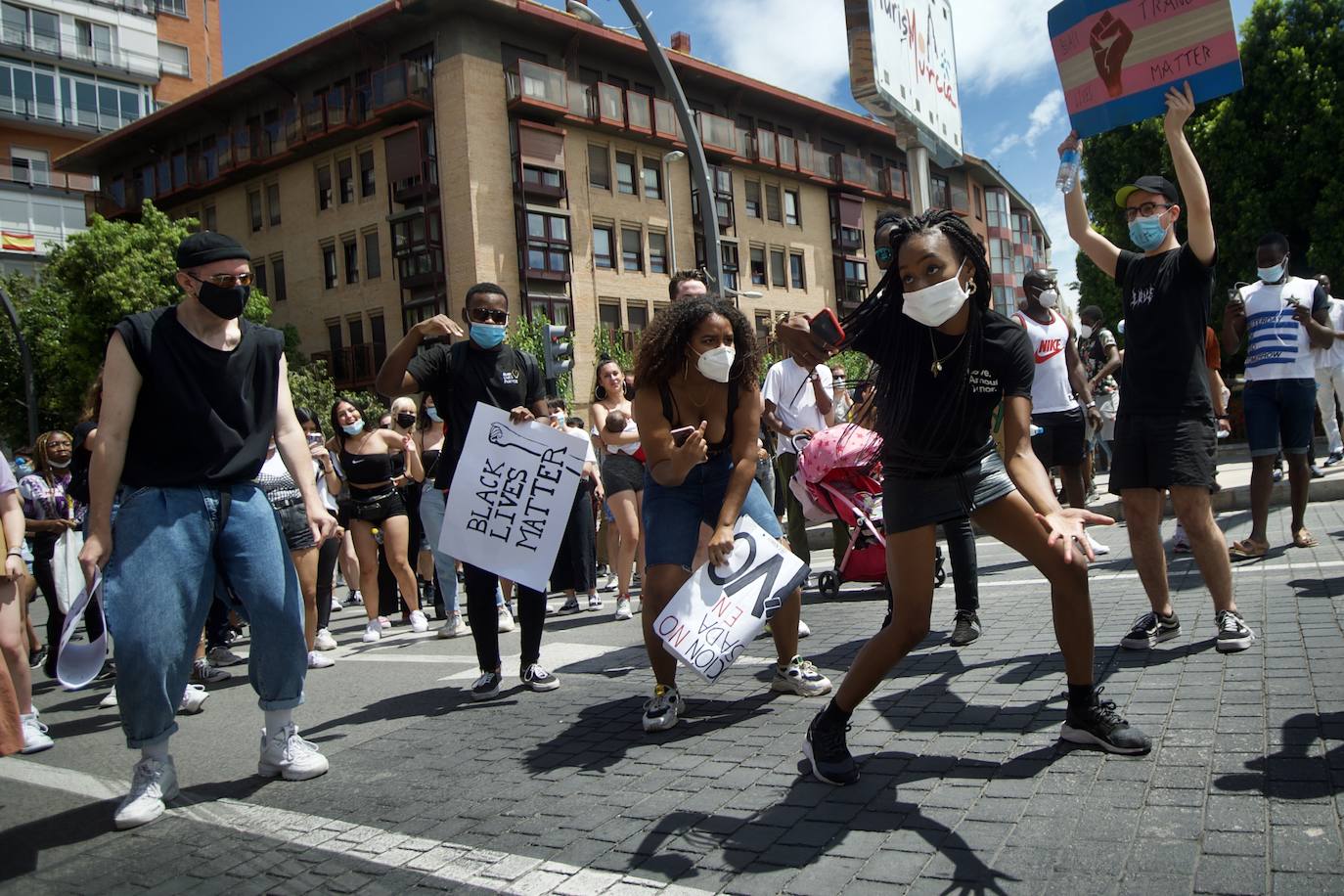 Fotos: Centenares de personas claman en Murcia contra el racismo en honor a George Floyd