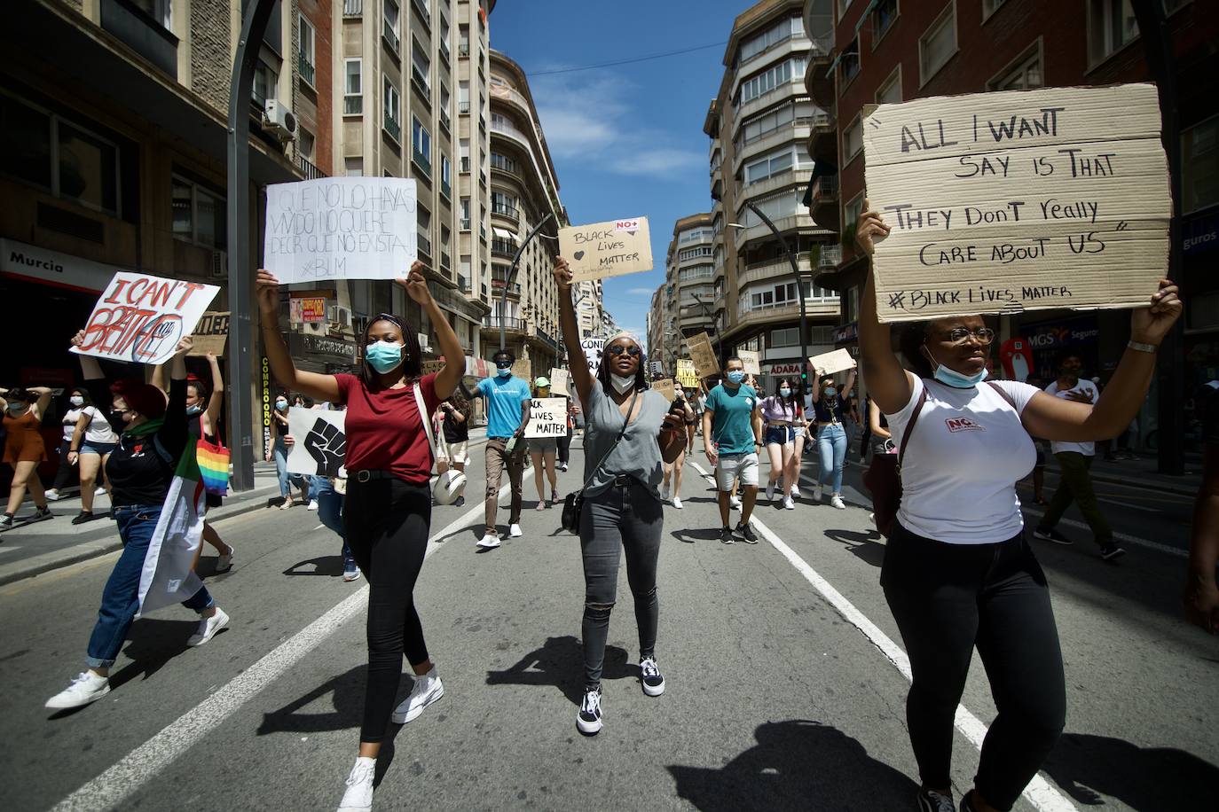 Fotos: Centenares de personas claman en Murcia contra el racismo en honor a George Floyd