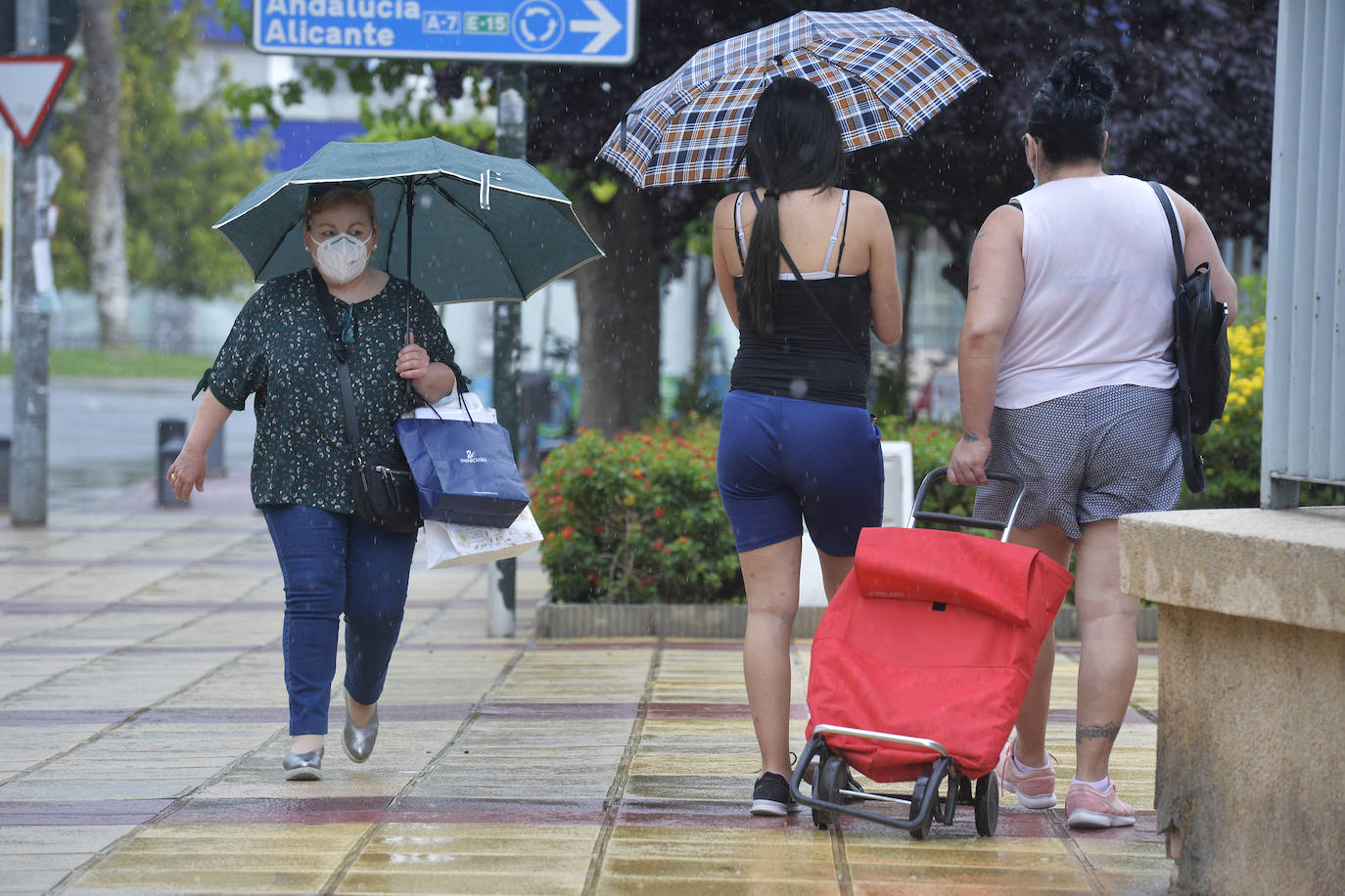 Fotos: Las lluvias provocan cinco accidentes y 68 incidencias en la Región