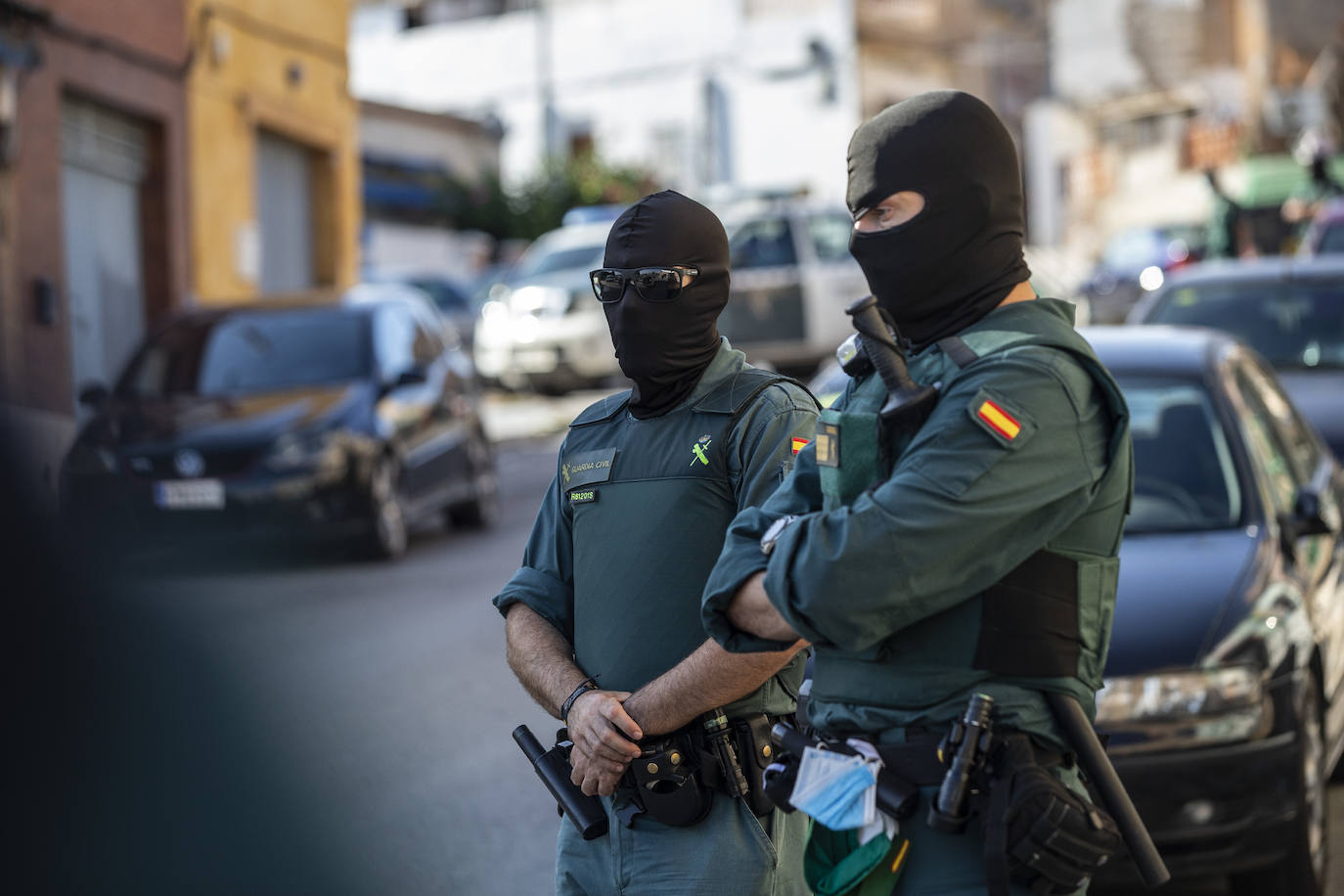 La Guardia Civil desplaza a cientos de efectivos para practicar 31 registros e intervenir siete armas, 300.000 euros y cocaína, heroína, cristal, marihuana y hachís