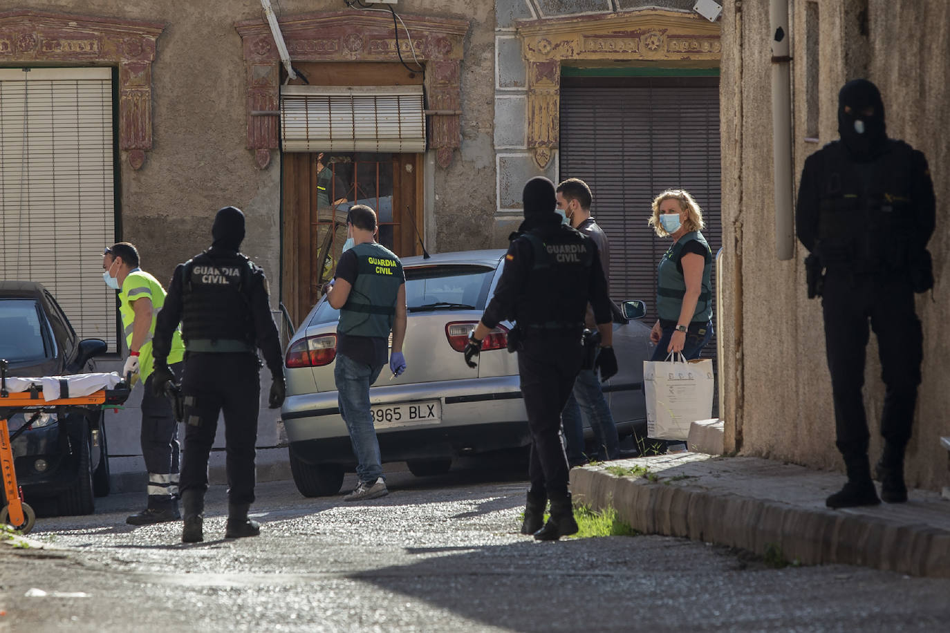 La Guardia Civil desplaza a cientos de efectivos para practicar 31 registros e intervenir siete armas, 300.000 euros y cocaína, heroína, cristal, marihuana y hachís