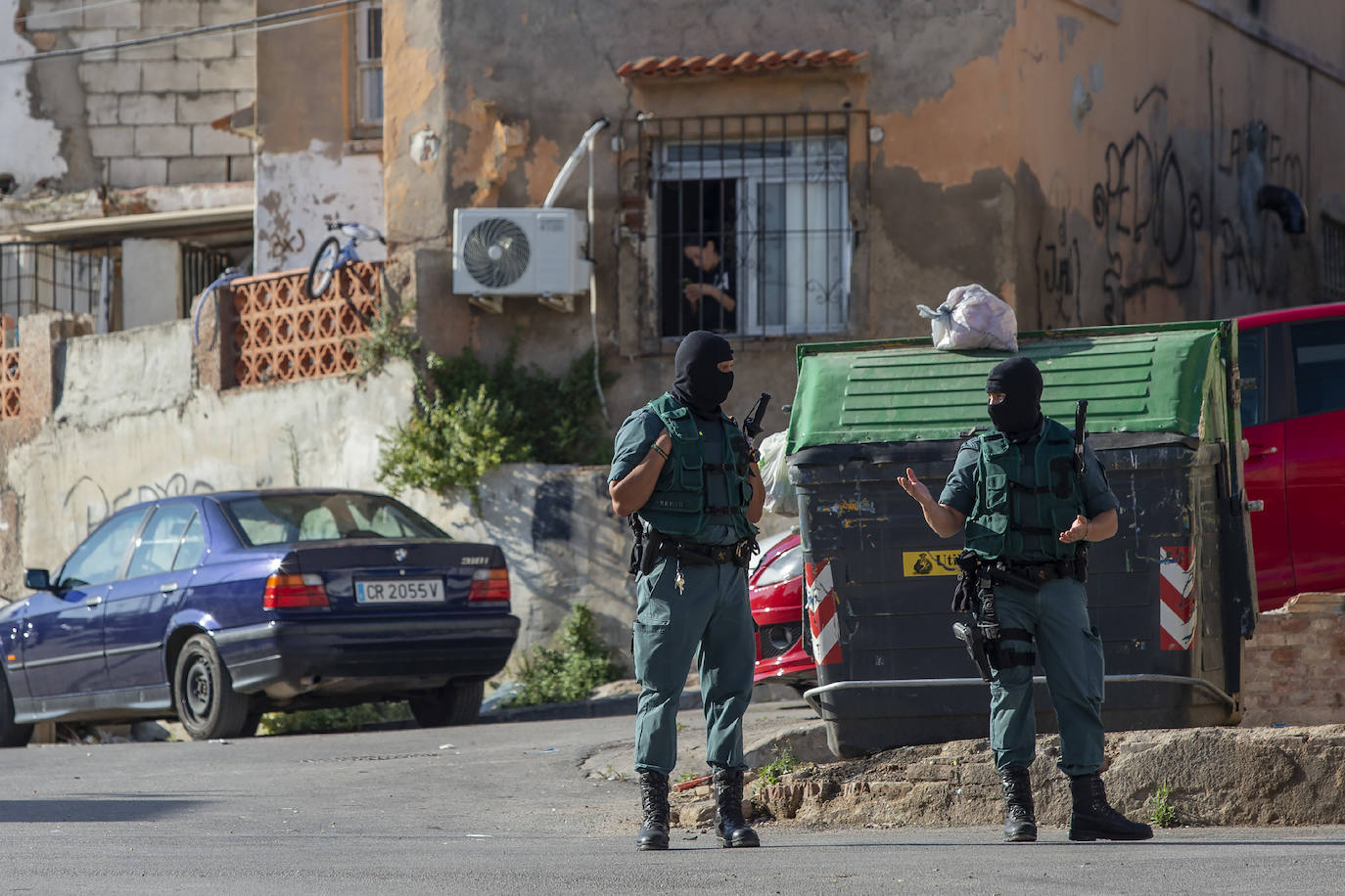 La Guardia Civil desplaza a cientos de efectivos para practicar 31 registros e intervenir siete armas, 300.000 euros y cocaína, heroína, cristal, marihuana y hachís