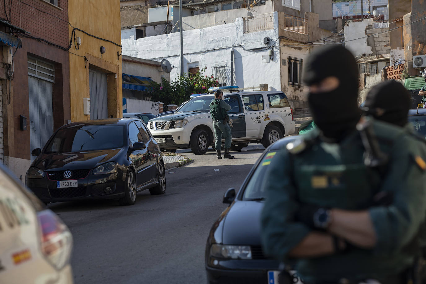 La Guardia Civil desplaza a cientos de efectivos para practicar 31 registros e intervenir siete armas, 300.000 euros y cocaína, heroína, cristal, marihuana y hachís