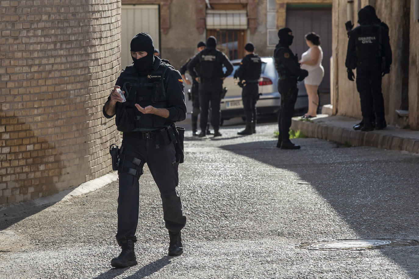 La Guardia Civil desplaza a cientos de efectivos para practicar 31 registros e intervenir siete armas, 300.000 euros y cocaína, heroína, cristal, marihuana y hachís