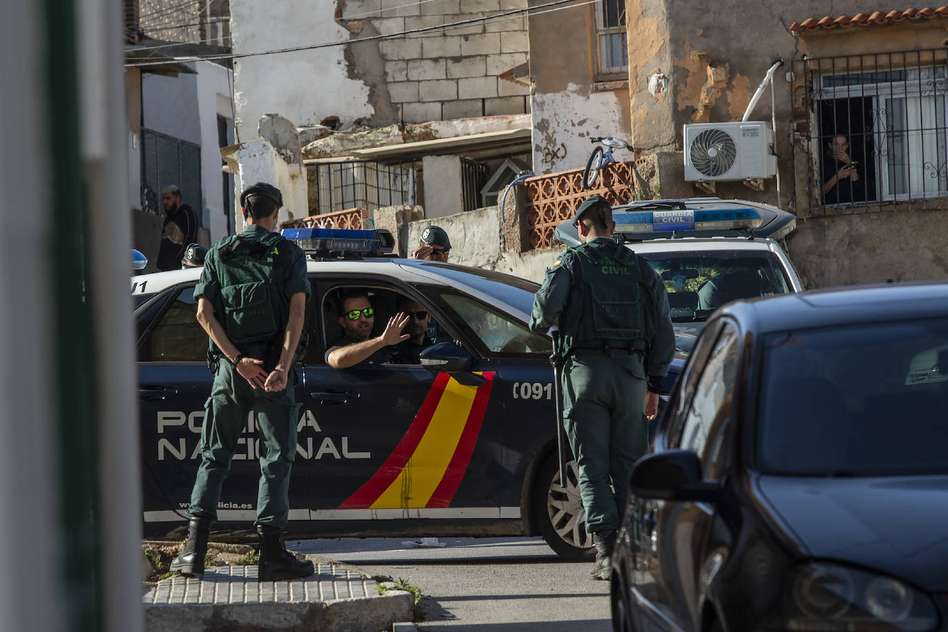 La Guardia Civil desplaza a cientos de efectivos para practicar 31 registros e intervenir siete armas, 300.000 euros y cocaína, heroína, cristal, marihuana y hachís