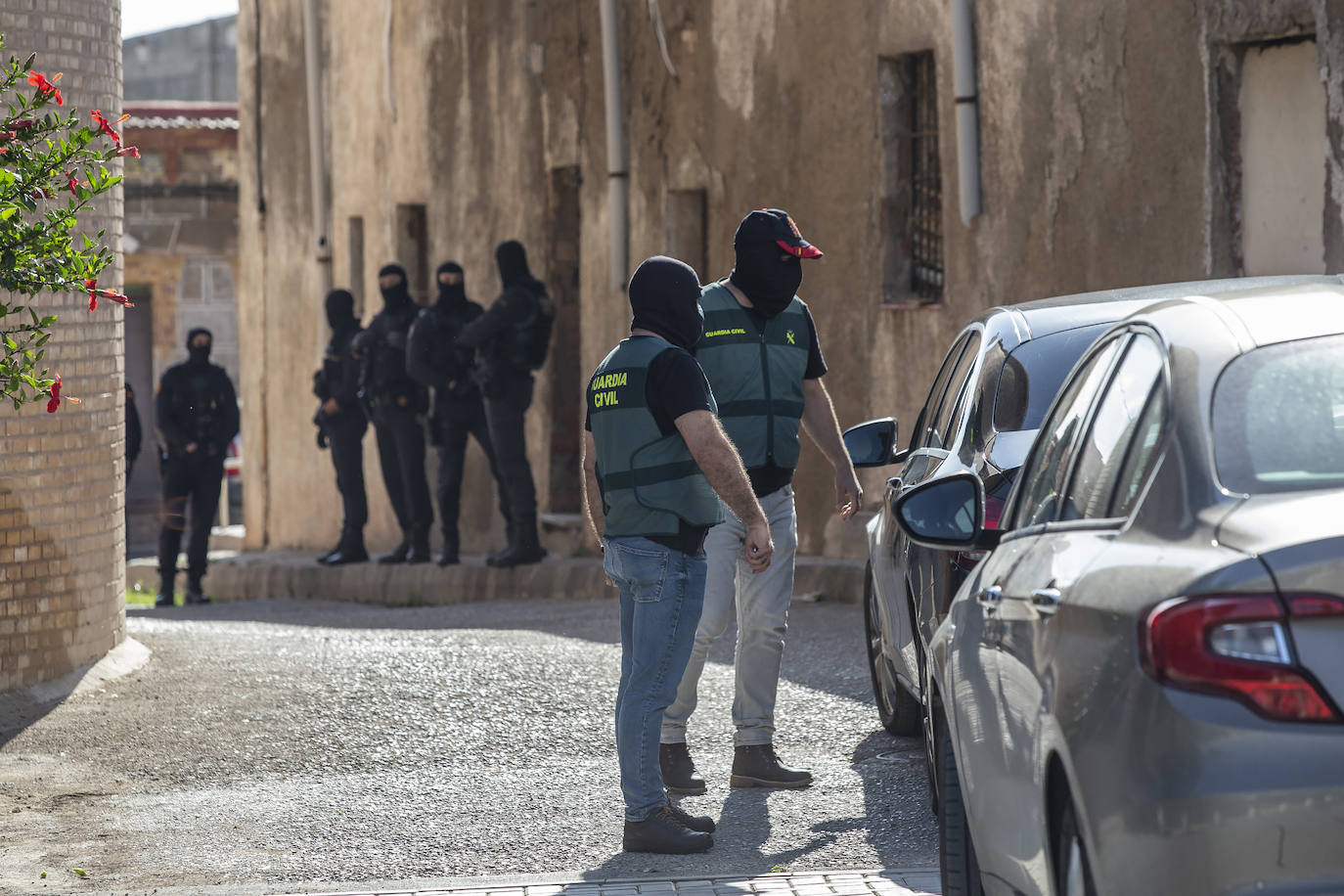 La Guardia Civil desplaza a cientos de efectivos para practicar 31 registros e intervenir siete armas, 300.000 euros y cocaína, heroína, cristal, marihuana y hachís