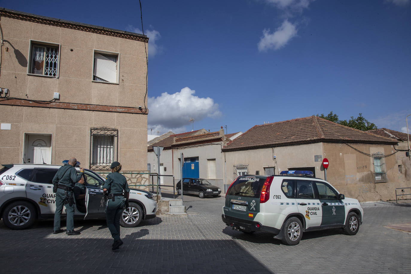 La Guardia Civil desplaza a cientos de efectivos para practicar 31 registros e intervenir siete armas, 300.000 euros y cocaína, heroína, cristal, marihuana y hachís