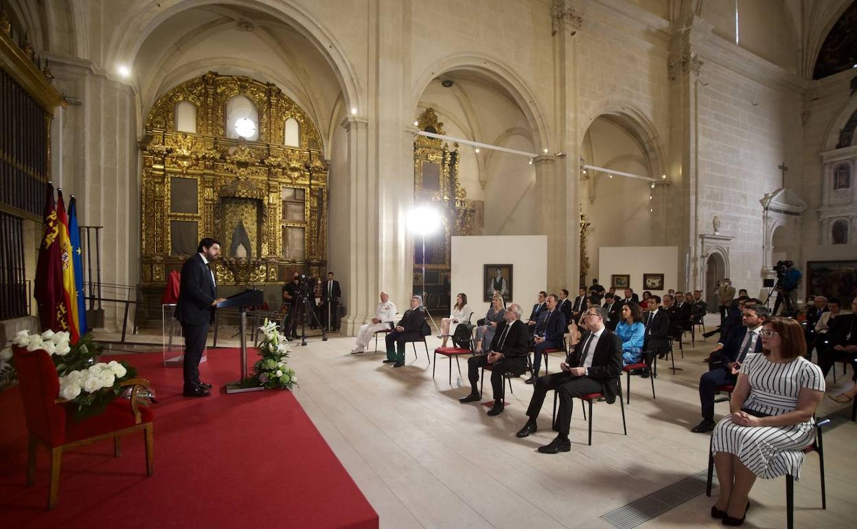 Imagen de la nave de la iglesia de San Esteban, con los invitados sentados en sillas distanciadas. 