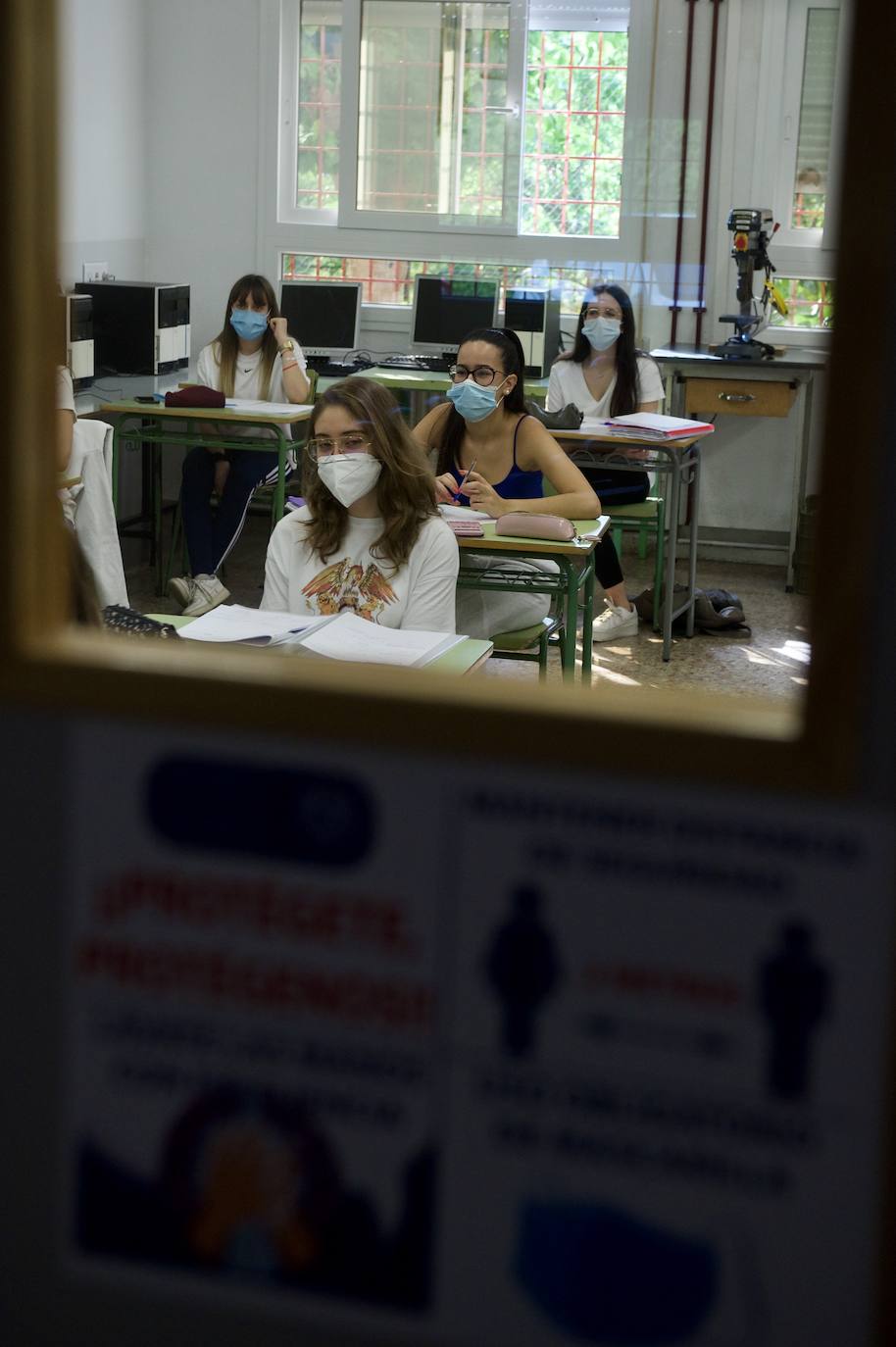 Fotos: Unos 3.600 alumnos vuelven a los institutos de la Región para preparar la EBAU