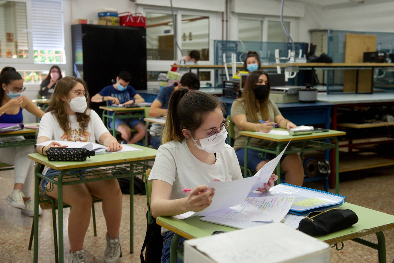 Fotos: Unos 3.600 alumnos vuelven a los institutos de la Región para preparar la EBAU