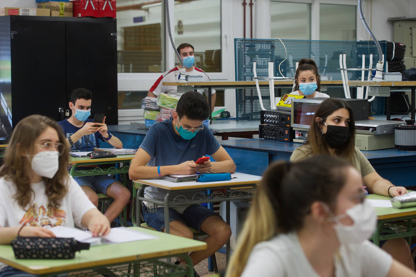 Fotos: Unos 3.600 alumnos vuelven a los institutos de la Región para preparar la EBAU