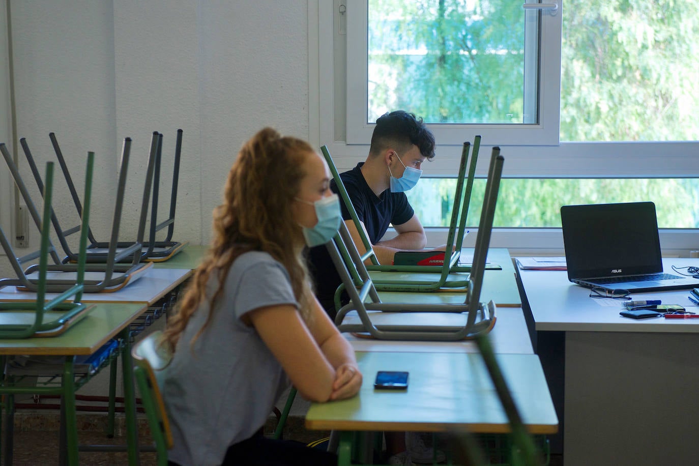 Fotos: Unos 3.600 alumnos vuelven a los institutos de la Región para preparar la EBAU