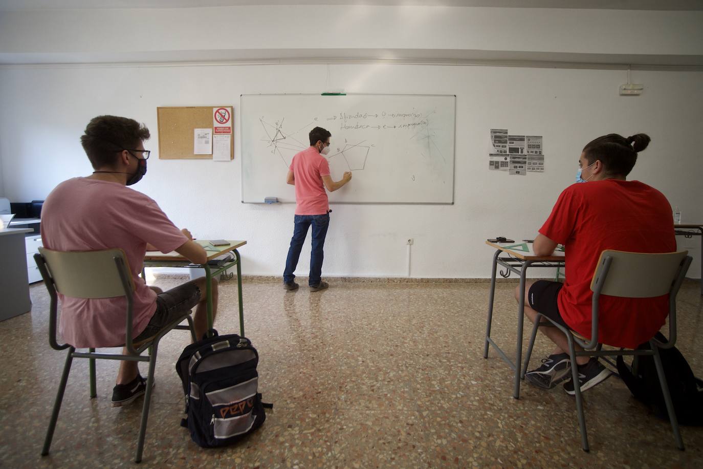 Fotos: Unos 3.600 alumnos vuelven a los institutos de la Región para preparar la EBAU