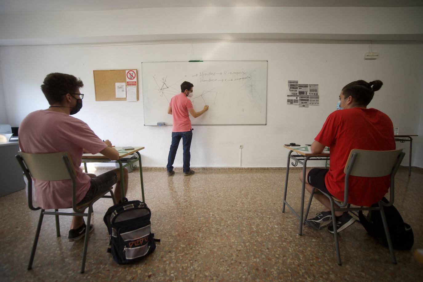 Fotos: Unos 3.600 alumnos vuelven a los institutos de la Región para preparar la EBAU