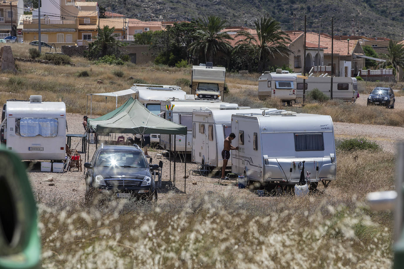 Fotos: La acumulación irregular de decenas de caravanas en La Azohía alerta a los vecinos