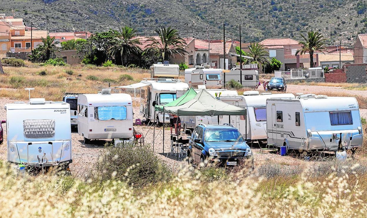 Aglomeración de caravanas aparcadas ayer junto a Chapimar, alguno de cuyos propietarios montaron mesas sillas y toldos en el exterior. 