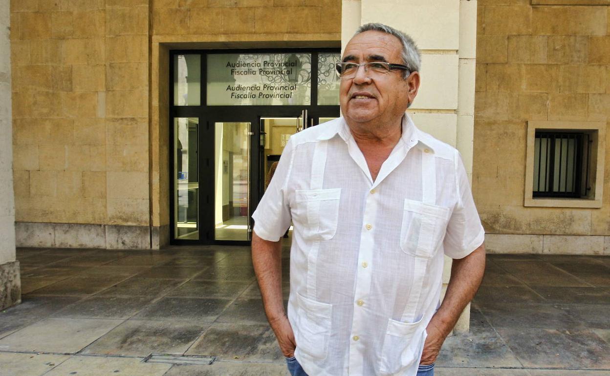 El empresario de Abanilla Ángel Fenoll frente a la Audiencia Provincial de Alicante, en una fotografía de archivo.