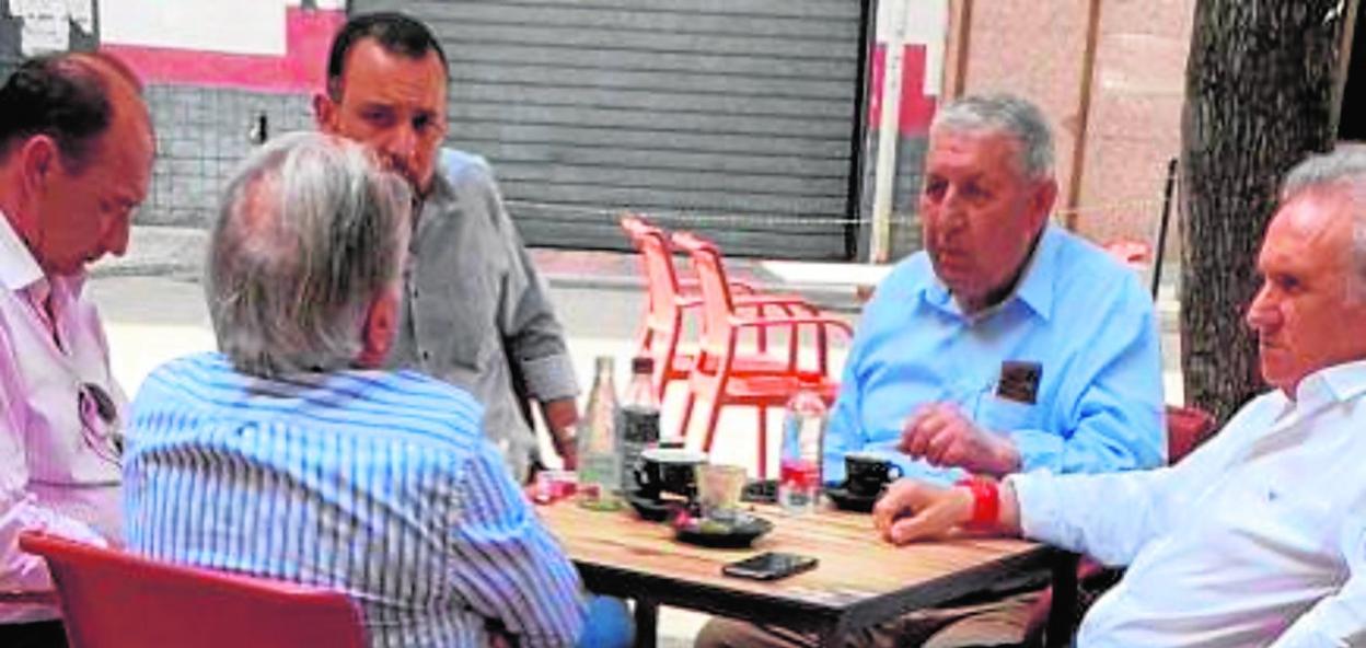 Alfonso García, a la derecha, ayer en la terraza de una cafetería de Murcia, con personas de su entorno.