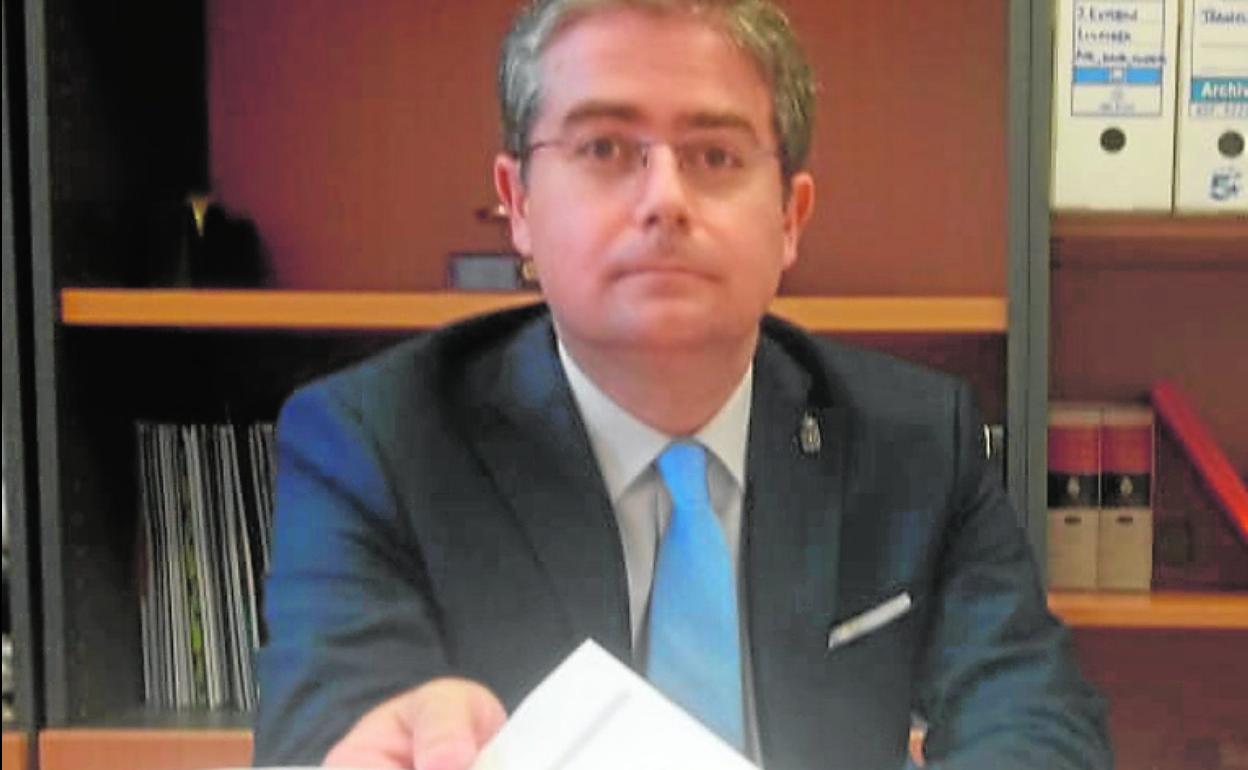 El concejal Jesús Pacheco, ayer, mostrando los documentos. 