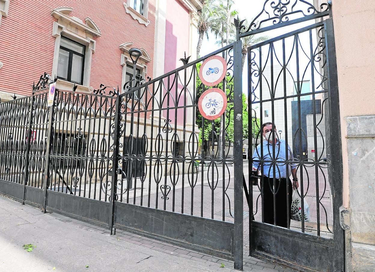 Un empleado de la UMU cierra la puerta de acceso al Campus de la Merced, ayer. 