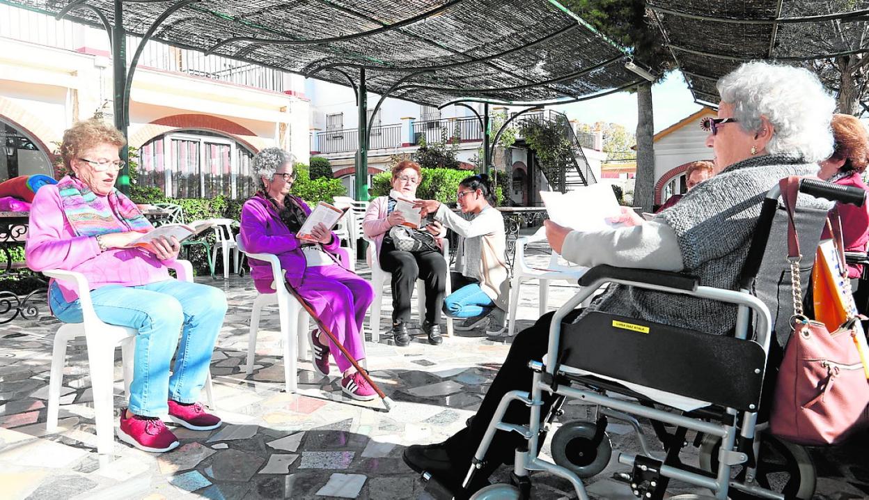 Algunas usuarias de la residencia de mayores San Diego, en Lorca. La fotografía es de archivo. 